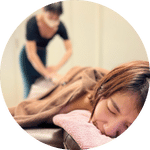  よもぎ蒸しを受ける女性